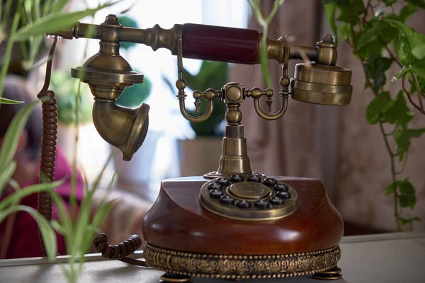 Altmodisches Telefon Auf Dem Tisch — Stockfoto