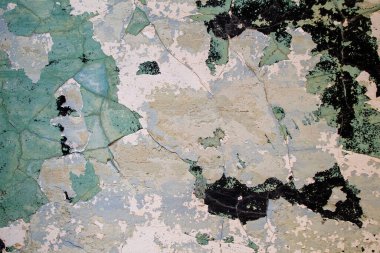 Eski renkli duvar, kabuğu soyulmuş boyalar. 