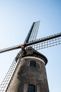 Mavi gökyüzüne karşı geleneksel değirmenin alçak açısı