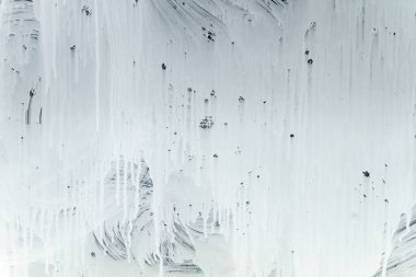 Penceredeki beyaz boya 