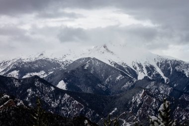 Karlı dağlarda rüzgarlı bir manzara 
