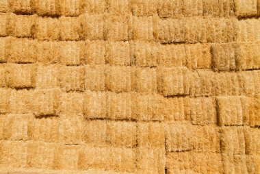 Hale taşrada bir tarlada biriken balyaları...