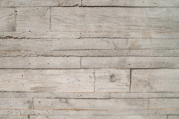 Ahşap izli çiğ beton duvar şekli 