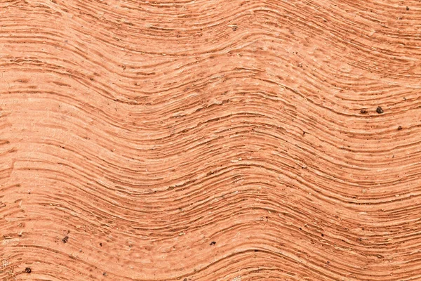 Çiğ beton döşeme dokusu ve asma izi.