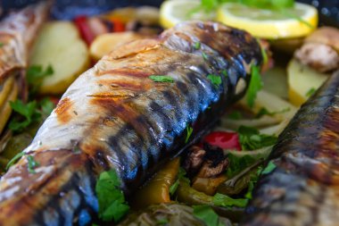 Lezzetli fırında kızartılmış uskumru tabağı ayrıntıları. 