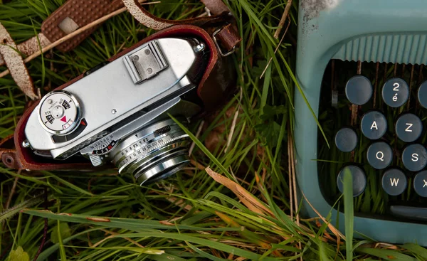 Gamla Vintage Fotokamera Och Skrivmaskin Grönt Gräs — Stockfoto