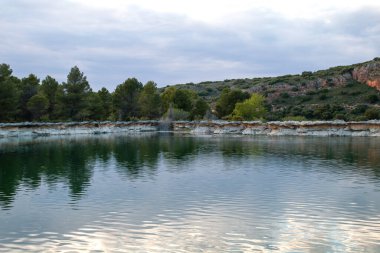 Göl kenarındaki Travertine uçurumları, Lagunas de Ruidera Doğal Parkı manzarası