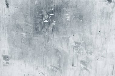 Kapalı bir vitrinde beyaz boya 