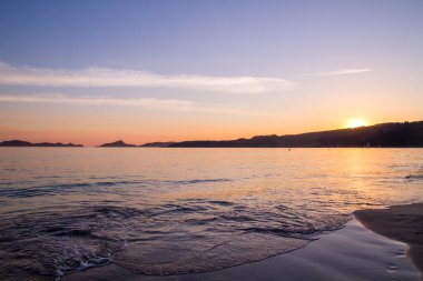 Nerga sahilinde gün batımı ve arka planda Cies Adaları, Pontevedra, İspanya