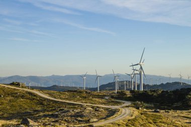 Rüzgar türbinleri temiz yenilenebilir enerji üretiyor