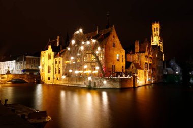 Bruges, Belçika. Geceleri Rozenhoedkaai Kanalı