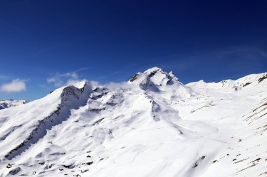 Göz kamaştırıcı bir yer, ilk olarak arka planda kar zirvesi olan dağ istasyonu, Grindelwald, Bernese Oberland, İsviçre,