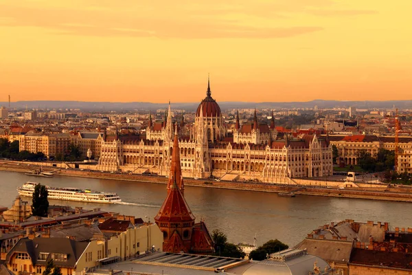 Strahlender Sonnenuntergang Über Berühmten Sehenswürdigkeiten Ungarischen Parlament Budapest — Stockfoto