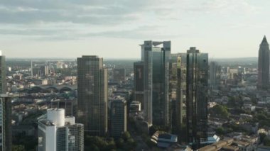 Frankfurt 'un nefes kesici görüntüsü ben Main Skyline' ım Yaz Güneşi 'ne yansıyan