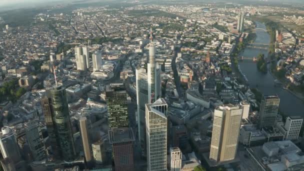 AERIAL: Wide Circle around Frankfurt am Main Center Skyline in Beautiful Summerlight with Empty Street due to Coronavirus Covid 19 Panprevalence — 图库视频影像
