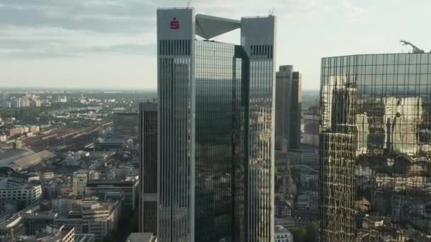 AERIAL: Voo em torno de Frankfurt am Main, Alemanha Arranha-céu refletindo na luz solar — Vídeo de Stock