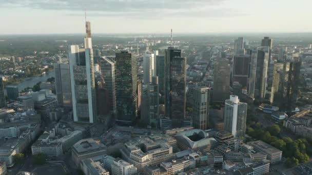 AERIAL: Hermoso paisaje urbano de Fráncfort del Meno, Alemania en suave luz de la tarde de verano con árboles verdes con calles vacías debido a la pandemia del Coronavirus Covid 19 — Vídeo de stock