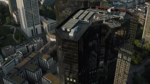 Incredibile aereo sopraelevato colpo dall'alto verso il basso di Francoforte sul Meno, Germania Grattacielo Rooftop con vista sulla città — Video Stock