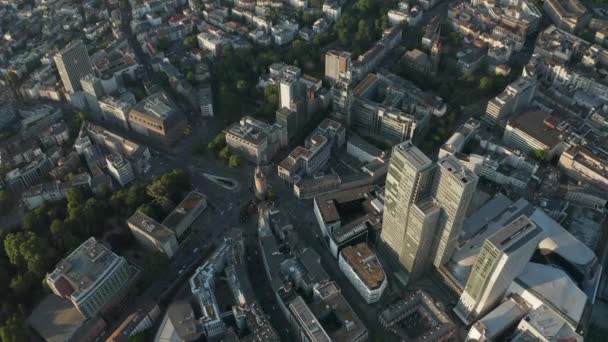 AERIAL Vista aérea de Frankfurt am Main, Alemanha Eschersheimer Tor Famous Place with Empty Streets due to Coronavirus Covid 19 Pandemic — Vídeo de Stock