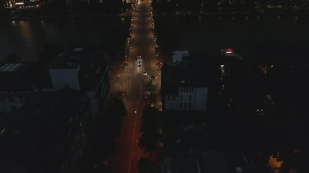 AERIAL: Amplo Estabelecimento Tiro de Frankfurt am Main, Alemanha Skyline à noite sobre o rio principal e ponte com pouco tráfego de carro — Vídeo de Stock