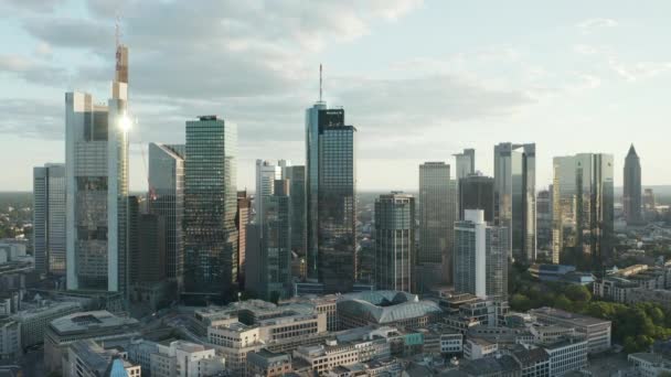 AERIAL: Krásný Frankfurt nad Mohanem, Německo Cityscape v měkkém letním odpoledním světle se zelenými stromy s prázdnými ulicemi kvůli Coronavirus Covid 19 Pandemic — Stock video