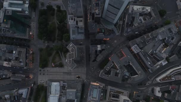AERIAL: Neuvěřitelné režijní shora dolů Shot of Frankfurt am Main, Německo Centrum města Skyline s malou dopravní ulice kvůli Coronavirus Covid 19 Pandemic — Stock video
