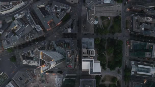 AERIAL: Neuvěřitelné režijní shora dolů Shot of Frankfurt am Main, Německo Centrum města Skyline s malou dopravní ulice kvůli Coronavirus Covid 19 Pandemic — Stock video