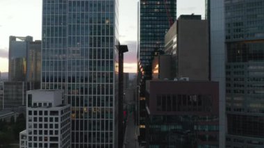 Frankfurt üzerinden ilerleyen uçuş Ben Main, Almanya Sunset Light 'taki Skyline Yeni Gökdelen Kanyonu