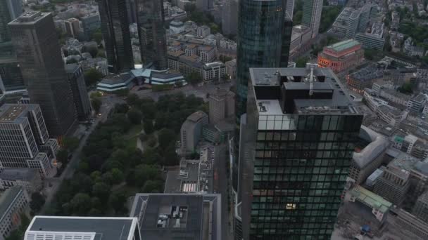 AERIAL: Långsamt stigande över Frankfurt am Main, Tyskland Ny skyskrapa i Sunset Light med tomma stadsgator — Stockvideo