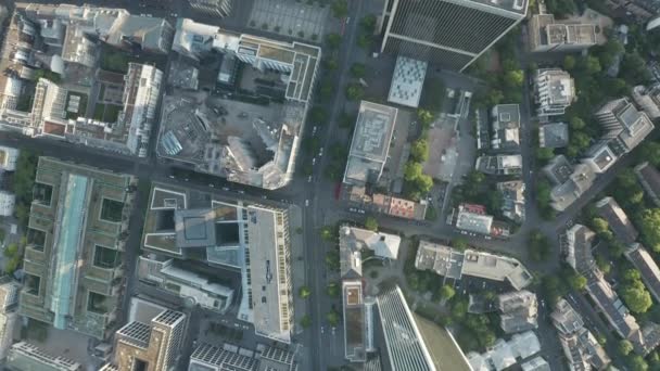 ERIAL: Overhead Top Down City上からフランクフルトの景色夏の光の中で超高層ビルの屋根を持つメインセンター街 — ストック動画