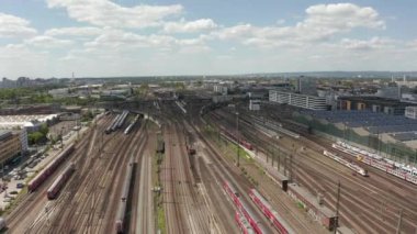 Coronavirus Covid 19 Salgını nedeniyle çok az trafik ile güzel bir yaz gününde tren rayları üzerinde ileri uçuş. 