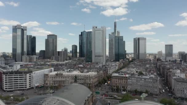 AERIAL: Előre járat Frankfurt am Main felett, Németország Központi pályaudvar Skyline kilátással a gyönyörű nyári napon, kevés forgalommal a Coronavirus Covid 19 világjárvány miatt — Stock videók