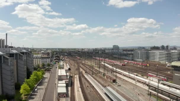 AERIAL: Framåt Flyg över Frankfurt am Main, Tyskland Tågstation spår på vackra sommardagen med lite trafik på grund av Coronavirus Covid 19 Pandemic — Stockvideo