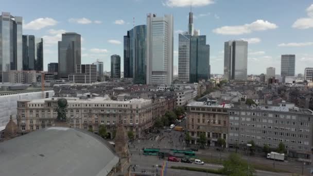 AEREO: Volo in avanti su Francoforte sul Meno, Germania Stazione Centrale con Vista Skyline e Trasporto Pubblico su Strada con Persone — Video Stock