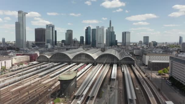 AERIAL: Voorwaartse vlucht over Frankfurt am Main, Duitsland Centraal Station Treinrails met Skyline Uitzicht op prachtige zomerdag met weinig verkeer als gevolg van Coronavirus Covid 19 Pandemie — Stockvideo