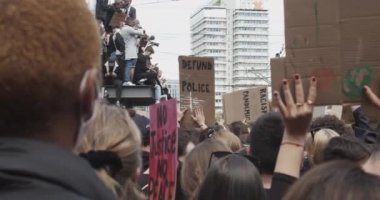 Barışçıl Protestocular 6 Haziran 2020 'de Berlin, Almanya' da Polis Vahşiliğine karşı tabelalar asıyorlar.