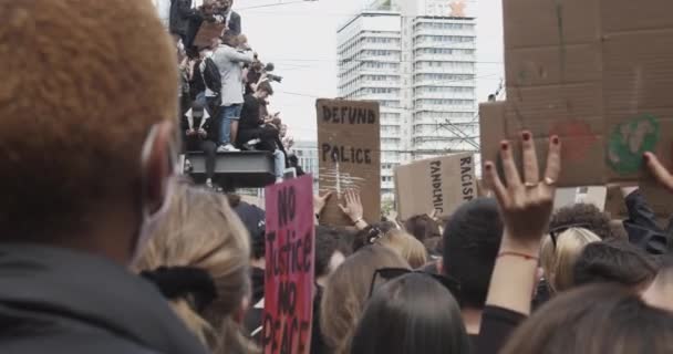 Manifestantes pacíficos sostienen pancartas contra la brutalidad policial en Berlín, Alemania 6 de junio de 2020 — Vídeos de Stock