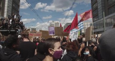 Barışçıl Protestocular 6 Haziran 2020 'de Berlin, Almanya' da Polis Vahşiliğine karşı tabelalar asıyorlar.