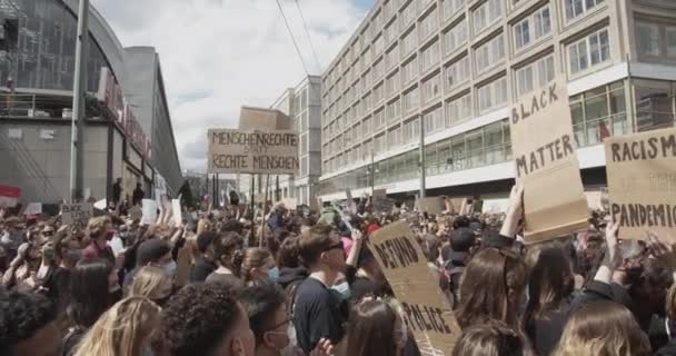 Мирные протестующие держат плакаты против жестокости полиции в Берлине, Германия 6 июня 2020 — стоковое видео