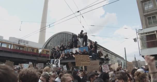 Manifestants pacifiques brandissant des signes contre la brutalité policière à Berlin, Allemagne 6 juin 2020 — Video