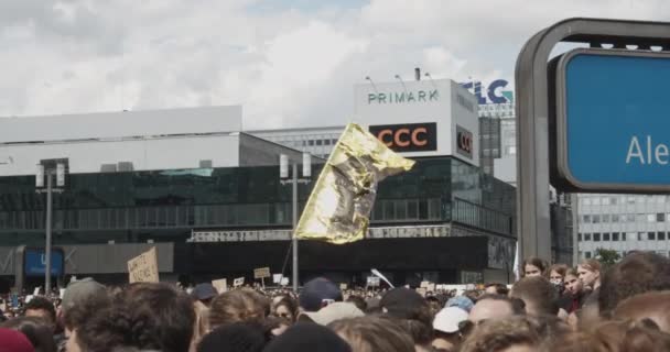 Black Lives Matter Golden Flag vinkar på Alexanderplatz Deomonstration i Berlin, Tyskland 6 juni 2020 — Stockvideo