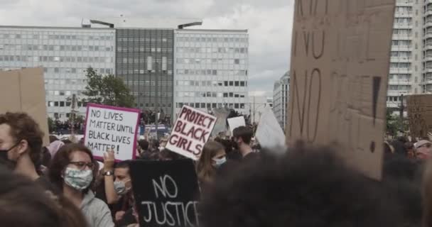 Толпа протестующих с плакатами против жестокости полиции Black Lives Matter Deomonstration в Берлине, Германия 6 июня 2020 — стоковое видео