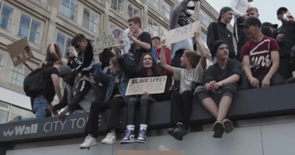 Grupp unga protestanter som håller upp skyltar mot polisbrutalitet Black Lives Matter Deomonstration i Berlin, Tyskland 6 juni 2020 — Stockvideo