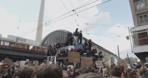 Толпа протестующих с плакатами против жестокости полиции Black Lives Matter Deomonstration в Берлине, Германия 6 июня 2020 — стоковое видео