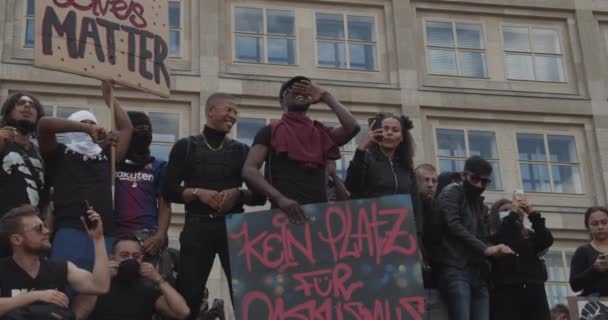 Gruppe junger schwarzer und kaukasischer Demonstranten mit Schildern gegen Rassismus Black Lives Matter Deomonstration in Berlin, Deutschland 6. Juni 2020 — Stockvideo