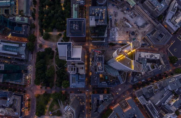 Overhead Birds View of Frankfurt am Main City Center αμέσως μετά το ηλιοβασίλεμα με λαμπερά φώτα της πόλης — Φωτογραφία Αρχείου