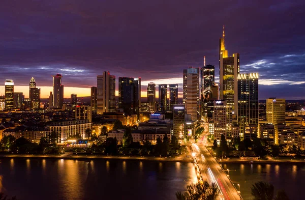 Frankfurt 'un Geniş Görüş Alanı Gece Ana Skyline' ı Önde Ana Nehir ve Şehir Işıkları