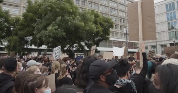 Menschenmenge mit Schildern gegen Polizeibrutalität Black Lives Matter Deomonstration in Berlin, Deutschland 6. Juni 2020 — Stockvideo