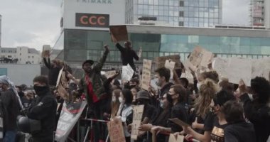 Siyahi Yaşamları Değerlendirme Yürüyüşü 'nde Polis Vahşiliği ve Irkçılığına karşı el kaldıran Siyah ve Kafkasyalı genç protestocular grubu 6 Haziran 2020' de Berlin 'de toplandı.