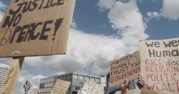 Нет правосудия, нет мира и много плакатов, развешанных на митинге против расизма и полицейского произвола в Берлине 6 июня 2020 года — стоковое видео